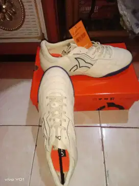 Sepatu futsal ortuseight size 42