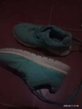 Sepatu sport anak. Merek Crocodile