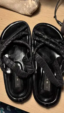 Sandal MADER Size 38 - Warna Hitam, Kondisi Bekas Layak Pakai