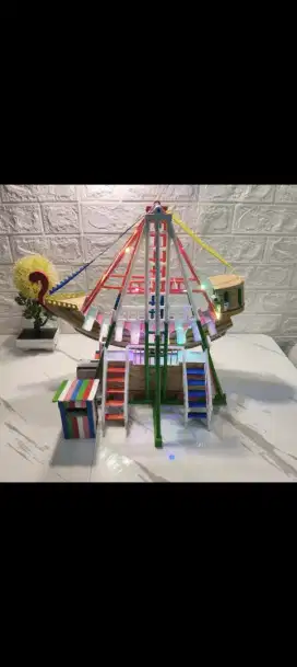 Mainan miniatur kora-kora pasar malam