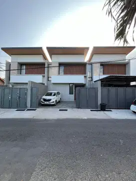 RUMAH MEWAH 2 LANTAI KONTEMPORER DI JALAN PALAGAN KM 9.5 SARIHARJO