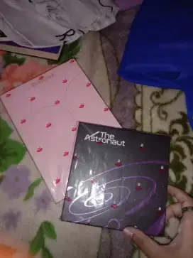 Menjual photocard kpop, poster dan album