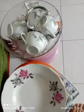 Gelas dan piring bekas masih bagus