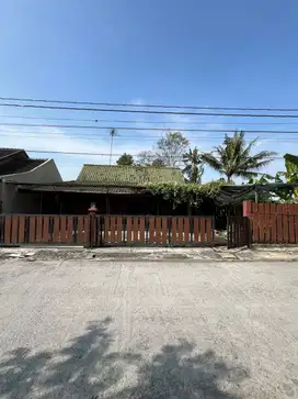 RUMAH JAWA KLASIK TANAH LUAS DI TEPI JALAN DEKAT BUDI MULIA TAJEM