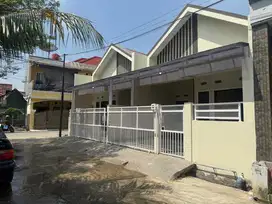 Dijual Rumah 1 Lantai Gandeng 2 Unit ( Konstruksi Utk Rumah 2 Lantai )