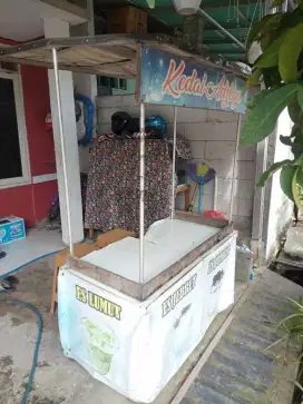 Meja dagang bekas plus 2 bangku plastic