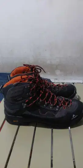 Sepatu eiger pollock