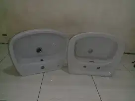 Wastafel keramik gantung dinding