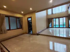 Disewakan Rumah Pondok Indah 650 m2 Furnish Parkir Luas 715 Juta/Tahun