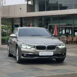 BMW F30 320i Luxury 2018 LOW KM!!!