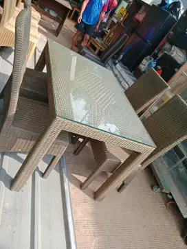 Meja makan model rotan