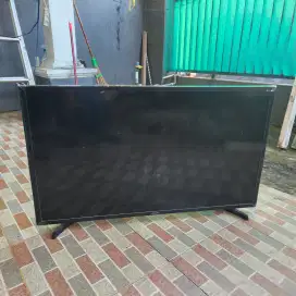 TV Samsung 40 inch layar LCD retak