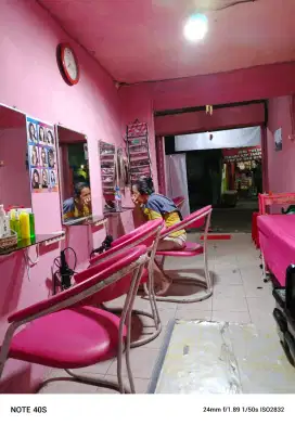 Karyawati salon rambut