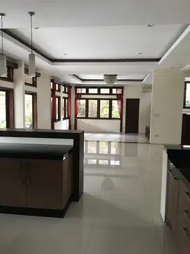 rumah yang terletak tidak jauh dari restoran mewah
