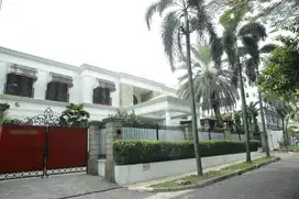 Dijual murah rumah mewah full furnished di Menteng Jakarta pusat