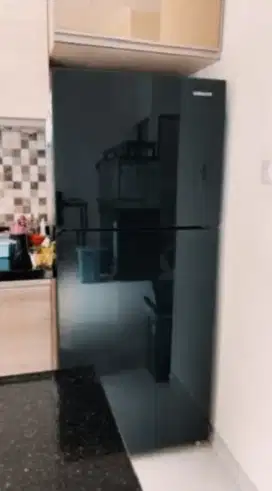 Kulkas jumbo 2 pintu warna mewah hitam