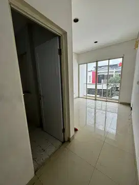 Rumah 2 Lantai Rapi Siap Huni di Green Lake Bisa KPR