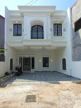 RUMAH BARU SIAP HUNU UNIT POJOKAN DI JAKARTA SELATAN