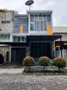 Rumah hdp utara, depan taman di Daan mogot baru