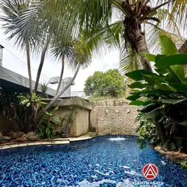 JATI PADANG, RUMAH MEWAH 2 LANTAI  DENGAN KOLAM RENANG