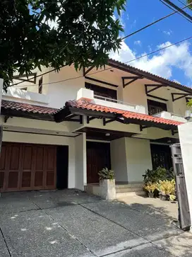 Dijual Rumah Mewah 2 Lantai di Gatot Subroto