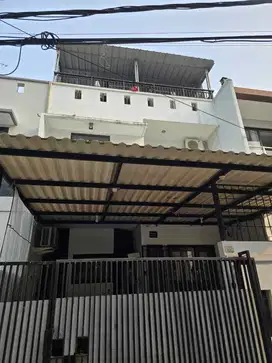 Rumah kompleks Greenvillee 3 lantai dekat Duri Kepa Jakarta Barat