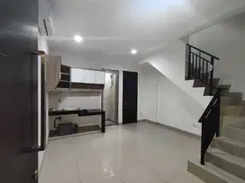 DiSewakan Rumah PIK 2 4,5x10 3lantai Ada AC