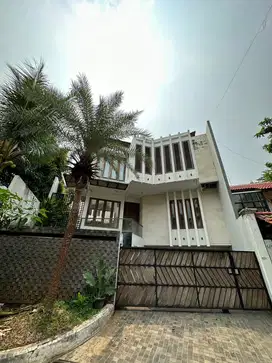 Rumah Luxury Pondok Indah Luas 800 m ada kolam renang & Semi Furnish