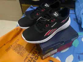 Sepatu reebok size 44 masih baru kebesaran lokasi Makassar