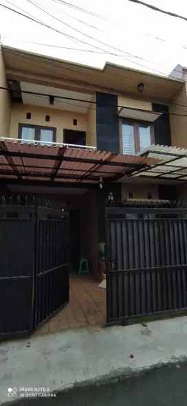RUMAH MEGAH DI KOMPLEK PONDOK KELAPA