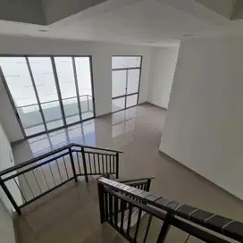 Sewa Rumah Jarang ada di PIK2 8x25 3 Kamar Dekat Tol Tahap 1 Baru