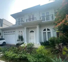 Dijual Rumah Ada Kolam Renang di Fontainebleau BSD, Tangerang Selatan