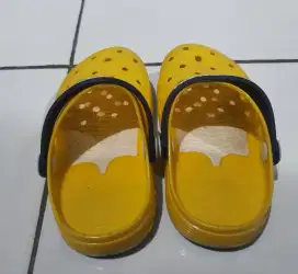 Sandal Clogs anak motif baby shark warna kuning.