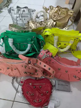Tas Sling bag women brand Balenciaga italy