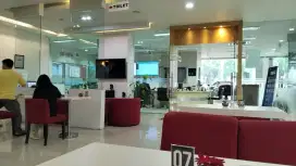 Tukang Parkir / Petugas Parkir di halaman toko di Braga