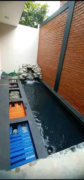 Kolam batu alam dengan taman hijau