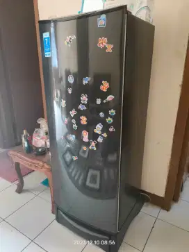 Jual kulkas bekas 1 pintu merk Aqua