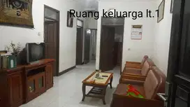 Rumah Lama Terawat di Sariwates Antapani