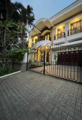 HOT SALE!!!RUMAH MEWAH SIAP HUNI LOKASI STRATEGIS AMAN DAN NYAMAN