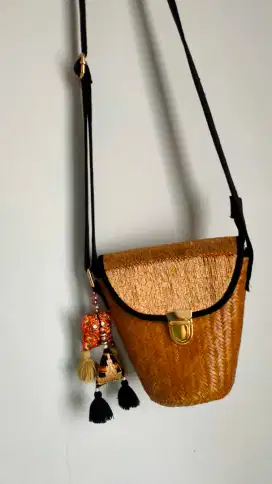 Tas selempang simpel terbuat dari bahan purun