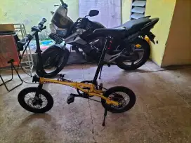 Sepeda lipat warna kuning