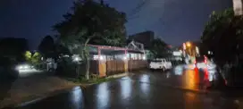 Jual murah rumah sangat strategis di Indraprasta 1.