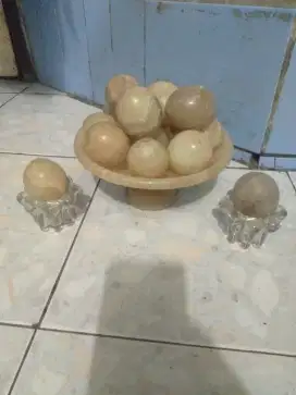 Hiasan telor marmer dan tempat nya