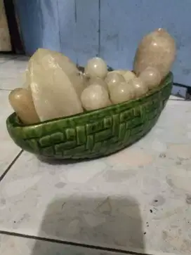 Guci berbentuk perahu dan pernak pernik dari marmer