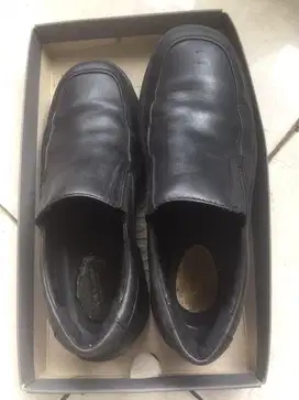 Sepatu Hush Puppies.