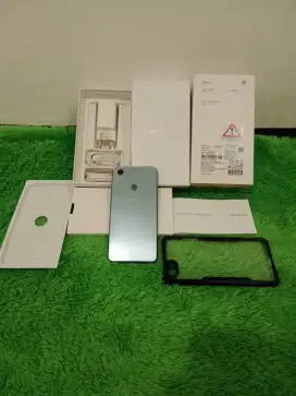 OPPO F7 6/128GB warna perak kondisi second normal full set nego tipis