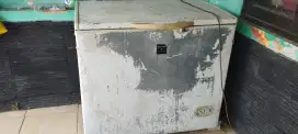 Freezer Sharp kondisi bagus cepat untuk buat es batu