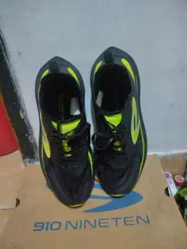Sepatu running Nineteen Takashi run elite