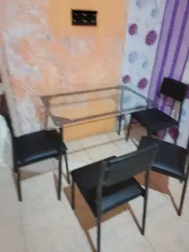 Meja makan minimalis