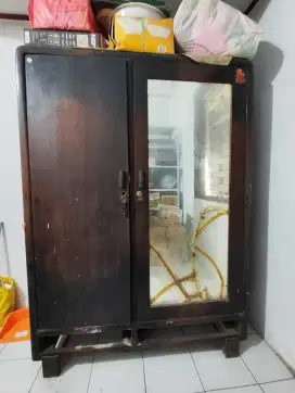 Lemari pakaian bekas